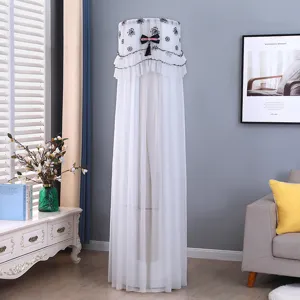 Dettaglio del copri condizionatore universale in tulle bianco con ricami floreali