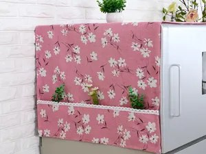 Detalle lateral de una funda de refrigerador rosa floral con un bolsillo de encaje blanco