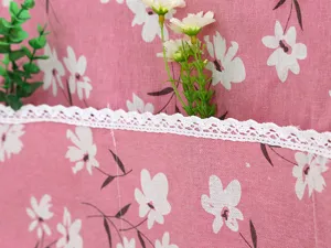 Detalle de la funda de refrigerador rosa con flores, encaje blanco y bolsillo lateral