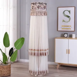 Vista verticale di un'elegante copertura in pizzo per condizionatore d'aria cilindrico