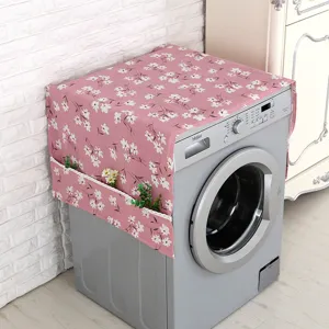 Funda para lavadora con flores rosas, bolsillos laterales y borde de encaje blanco.