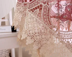 Dettaglio del ricamo floreale e del pizzo su un'elegante tovaglia in filato vetro
