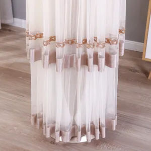 Primo piano del pizzo in tulle bianco e del bordo in velluto del copri condizionatore