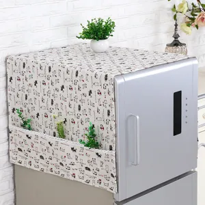 Vista detallada de la funda para refrigerador con estampados de gatos y bolsillos laterales
