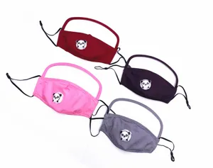 Vista detallada de cuatro mascarillas de algodón 3D para niños con diseño de panda