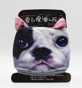 Primer plano de una mascarilla decorativa de peluche 3D con diseño de bulldog francés