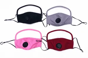 Detalle de cuatro mascarillas de tela lavables con ventana transparente y válvula