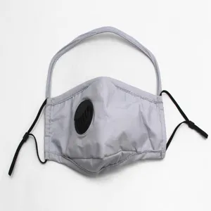 Mascarilla de algodón gris para niños con válvula de respiración negra y lazos ajustables.