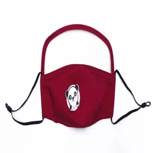 Vista detallada de mascarilla de algodón roja para niños con panda y visera protectora
