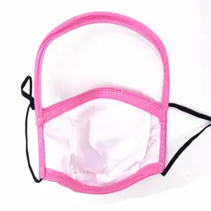 Vista detallada de mascarilla de algodón rosa para niños con protector facial transparente.