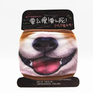 Detalle de mascarilla de algodón con impresión 3D de boca de perro en tarjeta de exhibición