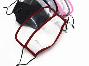 Detalle de mascarillas de algodón con protector ocular transparente y lazos ajustables