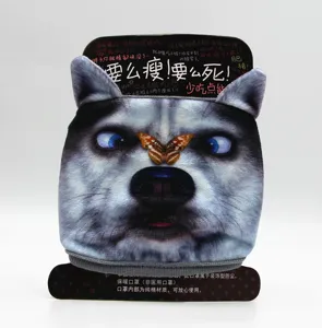 Detalle de mascarilla de algodón con diseño 3D de perro Husky y una mariposa