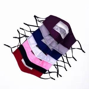 Stapel bunter Stoffmasken mit transparenten Fenstern zum Lippenlesen