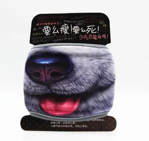 Detalle de la mascarilla de algodón con hocico de animal 3D en embalaje de cartón negro