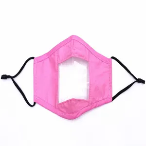 Detaillierte Ansicht einer rosa Baumwollmaske mit einem klarem Sichtfenster