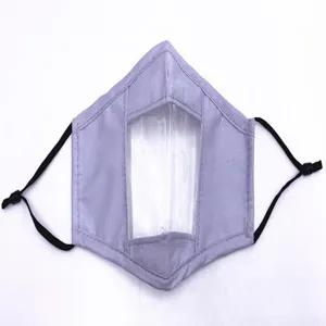 Detailansicht einer violetten Lippenlese-Maske aus Baumwolle mit klarem Sichtfenster