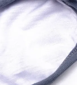 Detalle macro del forro interior de algodón blanco transpirable y el borde gris de tela