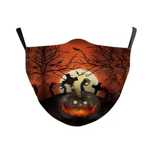 Detailansicht des Halloween-Kürbisdrucks auf einer atmungsaktiven Baumwollmaske.