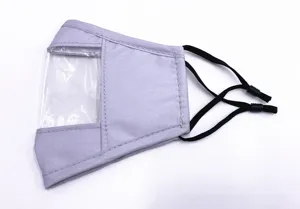 Detailansicht des transparenten Lippenlesefensters und der verstellbaren Ohrschlaufen.