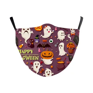 Detailansicht eines lustigen Halloween-Baumwollmaskenmusters mit Geistern und Kürbissen
