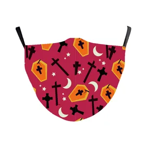 Halloween Gesichtsmaske mit Sarg- und Kreuzmuster auf rotem Hintergrund im Detail