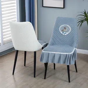Détail de housses de chaise de salle à manger matelassées avec broderie cerf et juponné