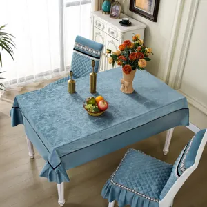 Housse de chaise et nappe matelassées bleues avec détails en dentelle