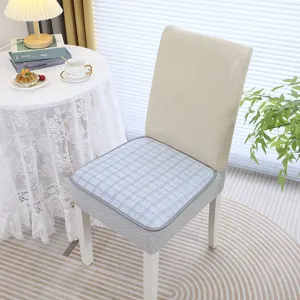 Détail du coussin de chaise gris à carreaux antidérapant avec housse beige élégante.