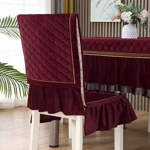 Elegante coprisedia trapuntato bordeaux con bordino dorato e tovaglia coordinata