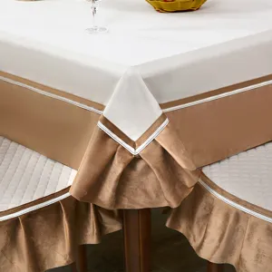 Detailansicht eines eleganten, dicken Tischdecken-Sets mit goldenen Samtruschen