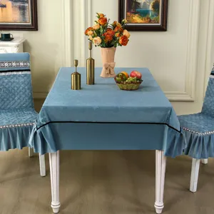 Ensemble de salle à manger avec housses de chaise en velours bleu et nappe assortie