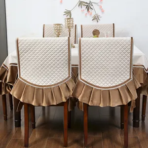 Detailansicht der luxuriösen gesteppten Stuhlhusse mit eleganten goldenen Rüschen