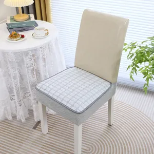 Vue détaillée d'un coussin de chaise gris antidérapant sur une chaise de salle à manger moderne