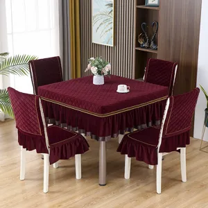 Set completo di coprisedie trapuntati bordeaux e tovaglia quadrata coordinata per casa