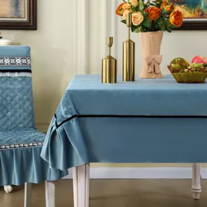 Vue détaillée de l'ensemble de nappe en velours bleu et housse de chaise matelassée