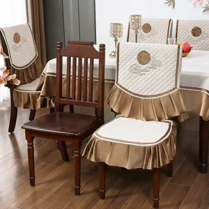 Detail eines gesteppten Stuhlbezug-Sets im chinesischen Stil mit Fu-Stickerei und Rüschen