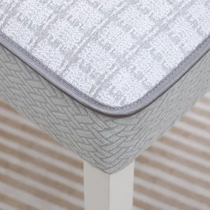 Vue macro du tissu texturé de haute qualité et passepoil gris sur coussin de siège moderne