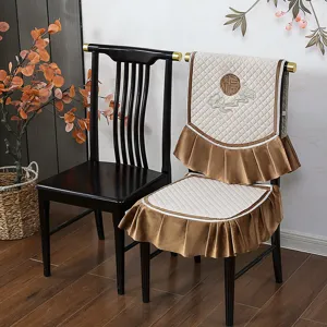 Detail eines hochwertigen gesteppten Stuhlbezug-Sets mit Stickerei und Samtvolants im China-Stil