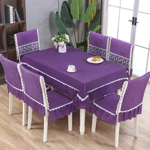 Nappe violette et housses de chaises avec dentelle blanche dans un décor de maison moderne