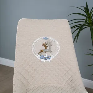 Vue détaillée de la housse de chaise matelassée beige avec broderie cerf et fleurs