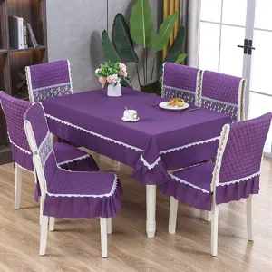 Housses de chaise matelassées violettes et nappe assortie dans une salle à manger