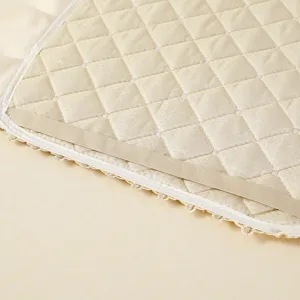 Primo piano di un cuscino trapuntato per sedia con bordo in pizzo e fascia elastica