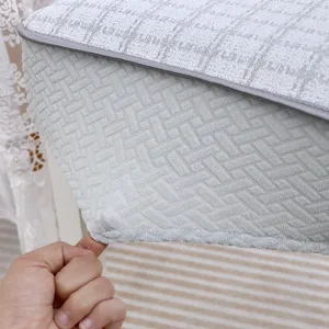 Vue détaillée de l'envers texturé antidérapant d'un coussin de chaise gris.