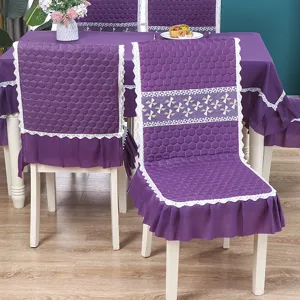 Vue détaillée de la housse de chaise matelassée violette avec bordure en dentelle blanche