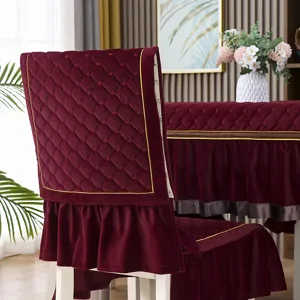 Dettaglio del coprisedia in velluto bordeaux trapuntato con elegante bordo dorato