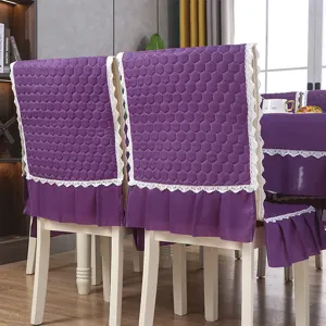 Détail de housses de chaise matelassées violettes avec bordure en dentelle blanche
