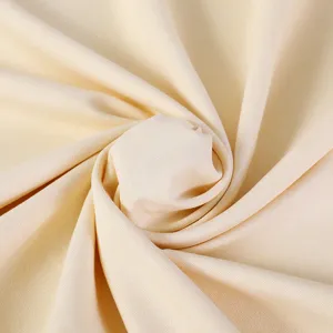 Primo piano del tessuto strutturato giallo crema per tovaglie tonde in stile cinese