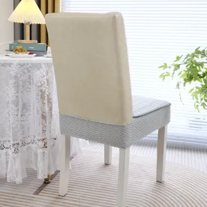 Détail d'un coussin de siège antidérapant gris à texture tissée sur une chaise de salle