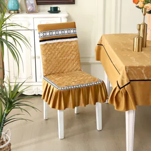 Housse de chaise matelassée dorée avec bordure en dentelle et nappe assortie dans un salon